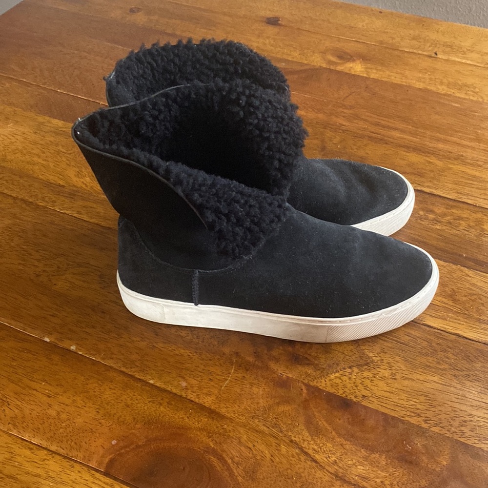 Ugg 9 - Picture 2 of 3